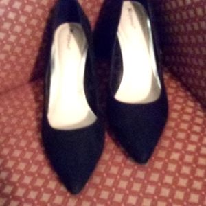 Black block heel pump